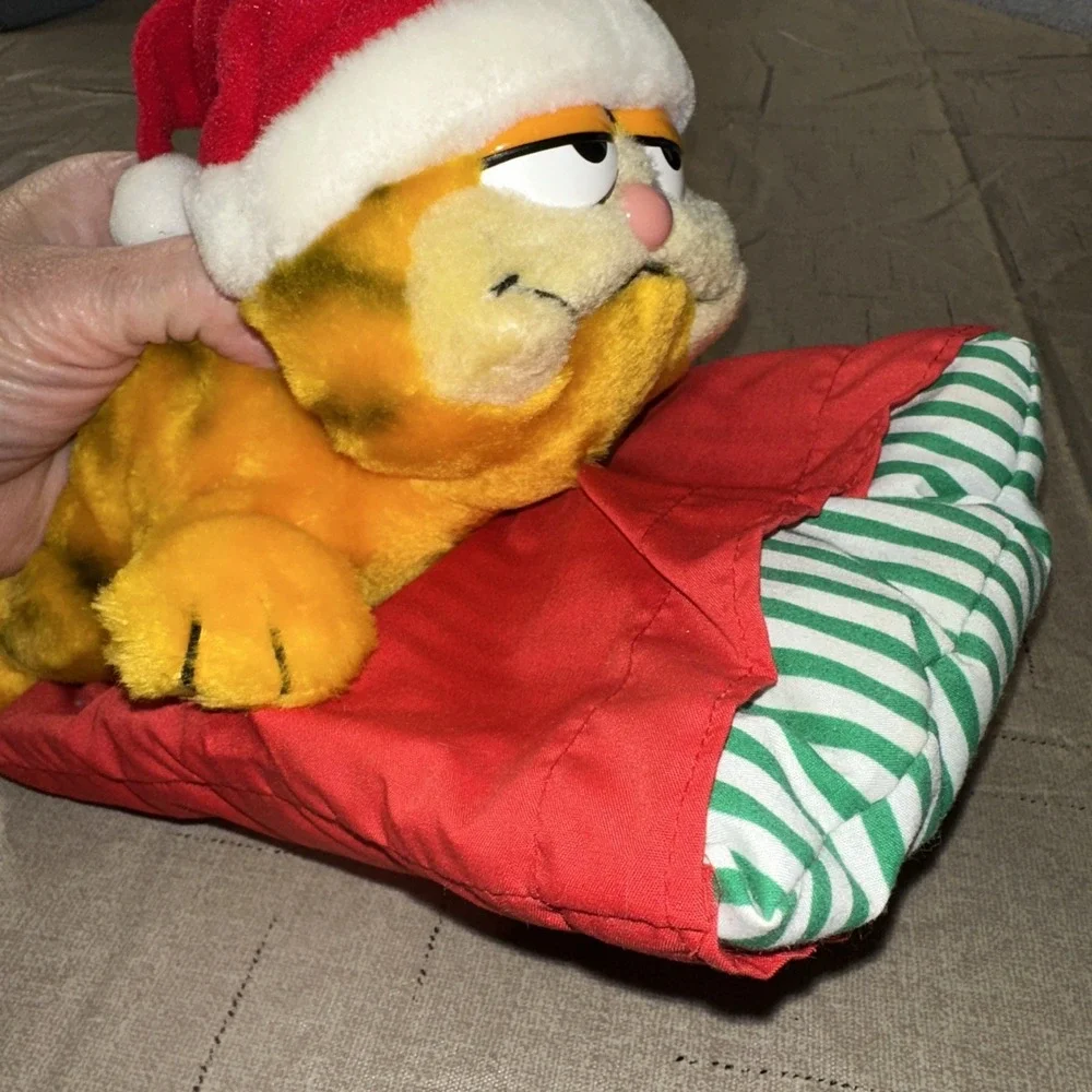 Dakin Fun Farm Christmas Garfield 1981 Plush Nap Time on Pillow Sleigh